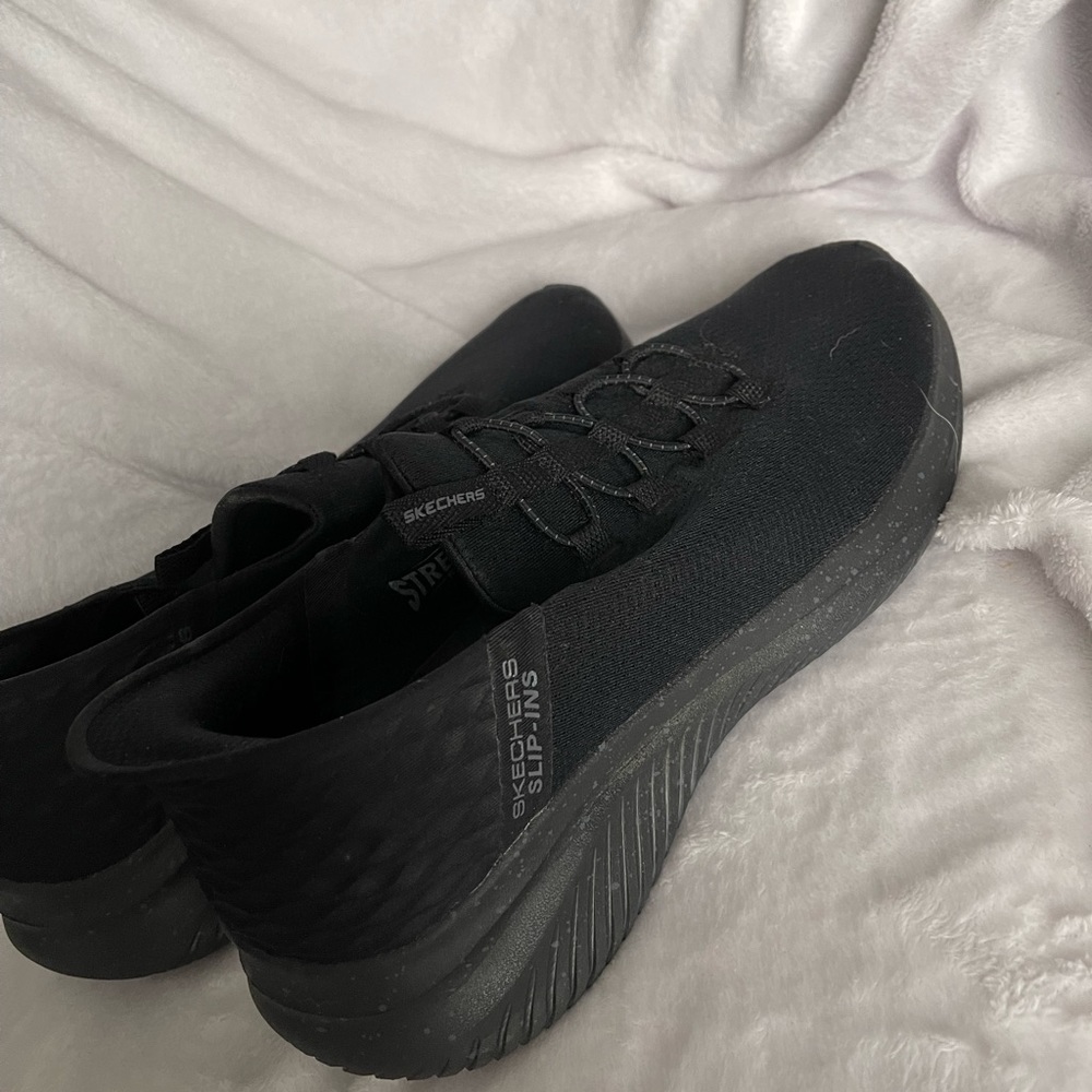 Black 10 W slip on Skechers